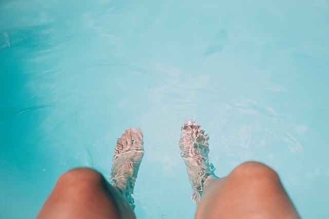 nohy v bazénu.jpg