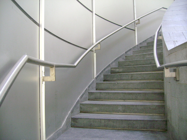 Sivé schody s kovovým zábradlím.jpg